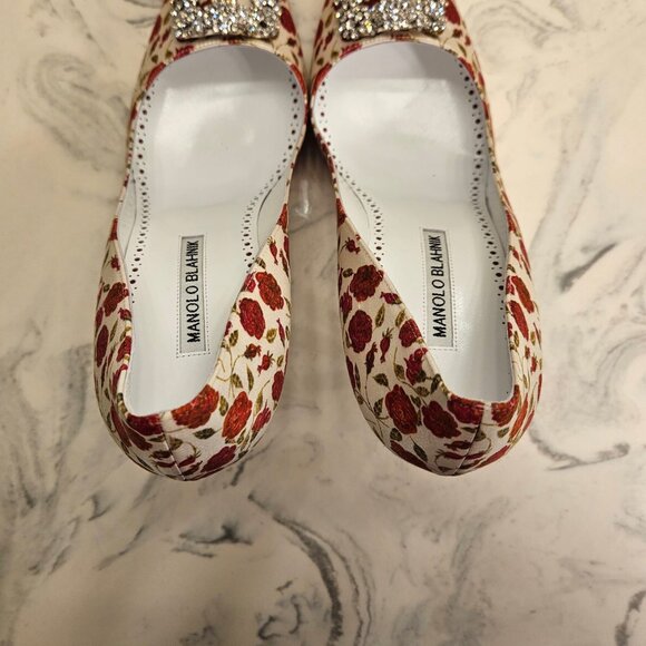 Manolo Blahnik 'Hangisi' Classic Pumps - Picture 9 of 11